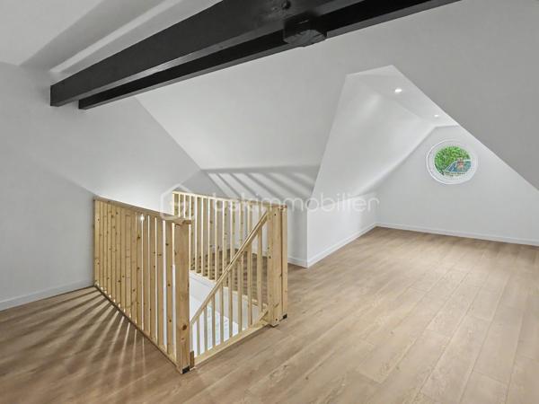 Au troisième et dernier étage avec ascenseur de la Résidence Aurélie, découvrez cet appartement T3 de 76,23 m² ( près de 93 au sol ) entièrement rénové.

La résidence se compose de seulement 10 appartements et bénéficie d’une situation recherchée au 22 rue Pierre L'hermite, à proximité immédiate de la gare, des commerces, des restaurants et des transports.

L’appartement offre une atmosphère chaleureuse, de beaux volumes et une distribution adaptée à une résidence principale comme à un investissement.

Il se compose de :
► Une entrée
► Une spacieuse pièce de vie
► Une cuisine aménagée et semi-équipée
► Deux chambres
► Une salle d’eau équipée avec WC
► Une mezzanine pouvant accueillir chambre ou bureau

Prestations :
► Troisième et dernier étage
► Ascenseur
► Cuisine aménagée et semi-équipée
► Salle d’eau contemporaine
► Chauffage individuel par radiateurs électriques à inertie
► Production d’eau chaude par ballon électrique individuel
► VMC hygroréglable
► Résidence entièrement réhabilitée
► Aucun travaux à prévoir

Une cave et une place de stationnement privative peuvent être acquises en supplément, selon les disponibilités.

Informations complémentaires :
► Étage : 3e et dernier étage avec ascenseur
► Surface : 76,23 m²
► Chauffage : radiateurs électriques à inertie
► Production d’eau chaude : ballon électrique individuel
► Charges de copropriété : environ 148 €/mois
► Taxe foncière estimative : 1 565 €/an
► DPE : C

Un appartement rénové et bien situé, offrant les avantages d’un dernier étage au cœur de l’hyper-centre d’Amiens.