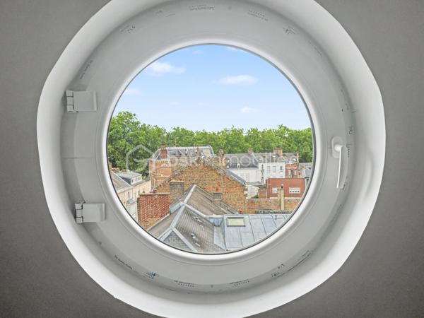 Au troisième et dernier étage avec ascenseur de la Résidence Aurélie, découvrez cet appartement T3 de 76,23 m² ( près de 93 au sol ) entièrement rénové.

La résidence se compose de seulement 10 appartements et bénéficie d’une situation recherchée au 22 rue Pierre L'hermite, à proximité immédiate de la gare, des commerces, des restaurants et des transports.

L’appartement offre une atmosphère chaleureuse, de beaux volumes et une distribution adaptée à une résidence principale comme à un investissement.

Il se compose de :
► Une entrée
► Une spacieuse pièce de vie
► Une cuisine aménagée et semi-équipée
► Deux chambres
► Une salle d’eau équipée avec WC
► Une mezzanine pouvant accueillir chambre ou bureau

Prestations :
► Troisième et dernier étage
► Ascenseur
► Cuisine aménagée et semi-équipée
► Salle d’eau contemporaine
► Chauffage individuel par radiateurs électriques à inertie
► Production d’eau chaude par ballon électrique individuel
► VMC hygroréglable
► Résidence entièrement réhabilitée
► Aucun travaux à prévoir

Une cave et une place de stationnement privative peuvent être acquises en supplément, selon les disponibilités.

Informations complémentaires :
► Étage : 3e et dernier étage avec ascenseur
► Surface : 76,23 m²
► Chauffage : radiateurs électriques à inertie
► Production d’eau chaude : ballon électrique individuel
► Charges de copropriété : environ 148 €/mois
► Taxe foncière estimative : 1 565 €/an
► DPE : C

Un appartement rénové et bien situé, offrant les avantages d’un dernier étage au cœur de l’hyper-centre d’Amiens.