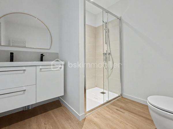 Au troisième et dernier étage avec ascenseur de la Résidence Aurélie, découvrez cet appartement T3 de 76,23 m² ( près de 93 au sol ) entièrement rénové.

La résidence se compose de seulement 10 appartements et bénéficie d’une situation recherchée au 22 rue Pierre L'hermite, à proximité immédiate de la gare, des commerces, des restaurants et des transports.

L’appartement offre une atmosphère chaleureuse, de beaux volumes et une distribution adaptée à une résidence principale comme à un investissement.

Il se compose de :
► Une entrée
► Une spacieuse pièce de vie
► Une cuisine aménagée et semi-équipée
► Deux chambres
► Une salle d’eau équipée avec WC
► Une mezzanine pouvant accueillir chambre ou bureau

Prestations :
► Troisième et dernier étage
► Ascenseur
► Cuisine aménagée et semi-équipée
► Salle d’eau contemporaine
► Chauffage individuel par radiateurs électriques à inertie
► Production d’eau chaude par ballon électrique individuel
► VMC hygroréglable
► Résidence entièrement réhabilitée
► Aucun travaux à prévoir

Une cave et une place de stationnement privative peuvent être acquises en supplément, selon les disponibilités.

Informations complémentaires :
► Étage : 3e et dernier étage avec ascenseur
► Surface : 76,23 m²
► Chauffage : radiateurs électriques à inertie
► Production d’eau chaude : ballon électrique individuel
► Charges de copropriété : environ 148 €/mois
► Taxe foncière estimative : 1 565 €/an
► DPE : C

Un appartement rénové et bien situé, offrant les avantages d’un dernier étage au cœur de l’hyper-centre d’Amiens.