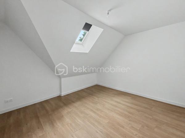 Au troisième et dernier étage avec ascenseur de la Résidence Aurélie, découvrez cet appartement T3 de 76,23 m² ( près de 93 au sol ) entièrement rénové.

La résidence se compose de seulement 10 appartements et bénéficie d’une situation recherchée au 22 rue Pierre L'hermite, à proximité immédiate de la gare, des commerces, des restaurants et des transports.

L’appartement offre une atmosphère chaleureuse, de beaux volumes et une distribution adaptée à une résidence principale comme à un investissement.

Il se compose de :
► Une entrée
► Une spacieuse pièce de vie
► Une cuisine aménagée et semi-équipée
► Deux chambres
► Une salle d’eau équipée avec WC
► Une mezzanine pouvant accueillir chambre ou bureau

Prestations :
► Troisième et dernier étage
► Ascenseur
► Cuisine aménagée et semi-équipée
► Salle d’eau contemporaine
► Chauffage individuel par radiateurs électriques à inertie
► Production d’eau chaude par ballon électrique individuel
► VMC hygroréglable
► Résidence entièrement réhabilitée
► Aucun travaux à prévoir

Une cave et une place de stationnement privative peuvent être acquises en supplément, selon les disponibilités.

Informations complémentaires :
► Étage : 3e et dernier étage avec ascenseur
► Surface : 76,23 m²
► Chauffage : radiateurs électriques à inertie
► Production d’eau chaude : ballon électrique individuel
► Charges de copropriété : environ 148 €/mois
► Taxe foncière estimative : 1 565 €/an
► DPE : C

Un appartement rénové et bien situé, offrant les avantages d’un dernier étage au cœur de l’hyper-centre d’Amiens.