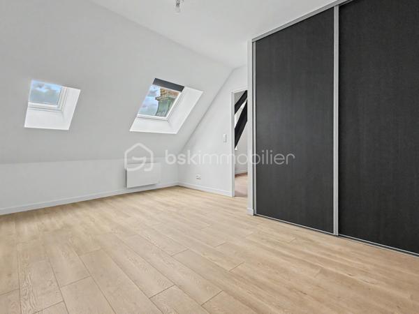 Au troisième et dernier étage avec ascenseur de la Résidence Aurélie, découvrez cet appartement T3 de 76,23 m² ( près de 93 au sol ) entièrement rénové.

La résidence se compose de seulement 10 appartements et bénéficie d’une situation recherchée au 22 rue Pierre L'hermite, à proximité immédiate de la gare, des commerces, des restaurants et des transports.

L’appartement offre une atmosphère chaleureuse, de beaux volumes et une distribution adaptée à une résidence principale comme à un investissement.

Il se compose de :
► Une entrée
► Une spacieuse pièce de vie
► Une cuisine aménagée et semi-équipée
► Deux chambres
► Une salle d’eau équipée avec WC
► Une mezzanine pouvant accueillir chambre ou bureau

Prestations :
► Troisième et dernier étage
► Ascenseur
► Cuisine aménagée et semi-équipée
► Salle d’eau contemporaine
► Chauffage individuel par radiateurs électriques à inertie
► Production d’eau chaude par ballon électrique individuel
► VMC hygroréglable
► Résidence entièrement réhabilitée
► Aucun travaux à prévoir

Une cave et une place de stationnement privative peuvent être acquises en supplément, selon les disponibilités.

Informations complémentaires :
► Étage : 3e et dernier étage avec ascenseur
► Surface : 76,23 m²
► Chauffage : radiateurs électriques à inertie
► Production d’eau chaude : ballon électrique individuel
► Charges de copropriété : environ 148 €/mois
► Taxe foncière estimative : 1 565 €/an
► DPE : C

Un appartement rénové et bien situé, offrant les avantages d’un dernier étage au cœur de l’hyper-centre d’Amiens.