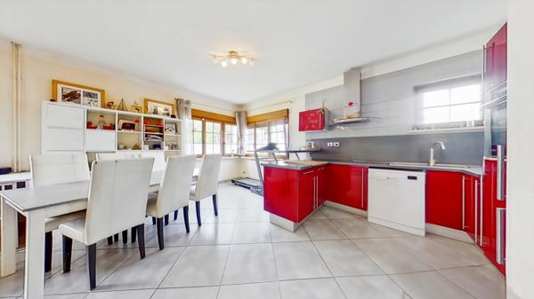 Maison mitoyenne de 97m² avec dépendances de 70m² au sol