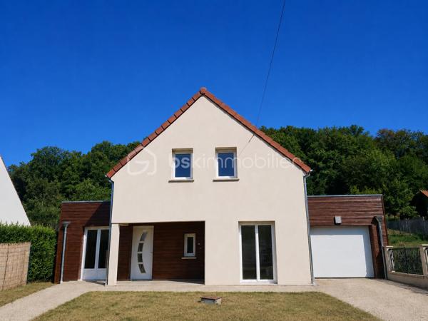 A SEULEMENT 15 MIN DE VIC-SUR-AISNE ET 20 MIN DE SOISSONS,

Venez découvrir cette maison construite en 2017, d'environ 93m2, offrant un cadre de vie agréable.
Elle comprend au rez-de-chaussée une belle pièce de vie lumineuse avec séjour et cuisine ouverte, une salle d'eau avec wc ainsi qu'une possibilité d'aménager une chambre pour une vie de PLAIN-PIED.

A l'étage, vous trouverez un palier desservant 3 chambres et un wc indépendant.

LES PLUS :
MAISON RECENTE
DPE C
POELE A GRANULES
GARAGE ATTENANT
TERRAIN D'ENVIRON 1560M2 AVEC UNE PARTIE BOISEE.
RAMASSAGE SCOLAIRE
PLUS DE RENSEIGNEMENTS, UNE VISITE, N'HESITEZ PAS A ME CONTACTER