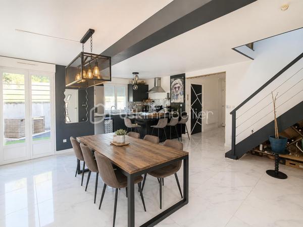 A SEULEMENT 15 MIN DE VIC-SUR-AISNE ET 20 MIN DE SOISSONS,

Venez découvrir cette maison construite en 2017, d'environ 93m2, offrant un cadre de vie agréable.
Elle comprend au rez-de-chaussée une belle pièce de vie lumineuse avec séjour et cuisine ouverte, une salle d'eau avec wc ainsi qu'une possibilité d'aménager une chambre pour une vie de PLAIN-PIED.

A l'étage, vous trouverez un palier desservant 3 chambres et un wc indépendant.

LES PLUS :
MAISON RECENTE
DPE C
POELE A GRANULES
GARAGE ATTENANT
TERRAIN D'ENVIRON 1560M2 AVEC UNE PARTIE BOISEE.
RAMASSAGE SCOLAIRE
PLUS DE RENSEIGNEMENTS, UNE VISITE, N'HESITEZ PAS A ME CONTACTER