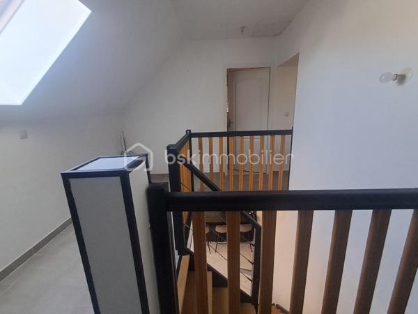 A SEULEMENT 15 MIN DE VIC-SUR-AISNE ET 20 MIN DE SOISSONS,

Venez découvrir cette maison construite en 2017, d'environ 93m2, offrant un cadre de vie agréable.
Elle comprend au rez-de-chaussée une belle pièce de vie lumineuse avec séjour et cuisine ouverte, une salle d'eau avec wc ainsi qu'une possibilité d'aménager une chambre pour une vie de PLAIN-PIED.

A l'étage, vous trouverez un palier desservant 3 chambres et un wc indépendant.

LES PLUS :
MAISON RECENTE
DPE C
POELE A GRANULES
GARAGE ATTENANT
TERRAIN D'ENVIRON 1560M2 AVEC UNE PARTIE BOISEE.
RAMASSAGE SCOLAIRE
PLUS DE RENSEIGNEMENTS, UNE VISITE, N'HESITEZ PAS A ME CONTACTER