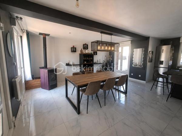A SEULEMENT 15 MIN DE VIC-SUR-AISNE ET 20 MIN DE SOISSONS,

Venez découvrir cette maison construite en 2017, d'environ 93m2, offrant un cadre de vie agréable.
Elle comprend au rez-de-chaussée une belle pièce de vie lumineuse avec séjour et cuisine ouverte, une salle d'eau avec wc ainsi qu'une possibilité d'aménager une chambre pour une vie de PLAIN-PIED.

A l'étage, vous trouverez un palier desservant 3 chambres et un wc indépendant.

LES PLUS :
MAISON RECENTE
DPE C
POELE A GRANULES
GARAGE ATTENANT
TERRAIN D'ENVIRON 1560M2 AVEC UNE PARTIE BOISEE.
RAMASSAGE SCOLAIRE
PLUS DE RENSEIGNEMENTS, UNE VISITE, N'HESITEZ PAS A ME CONTACTER