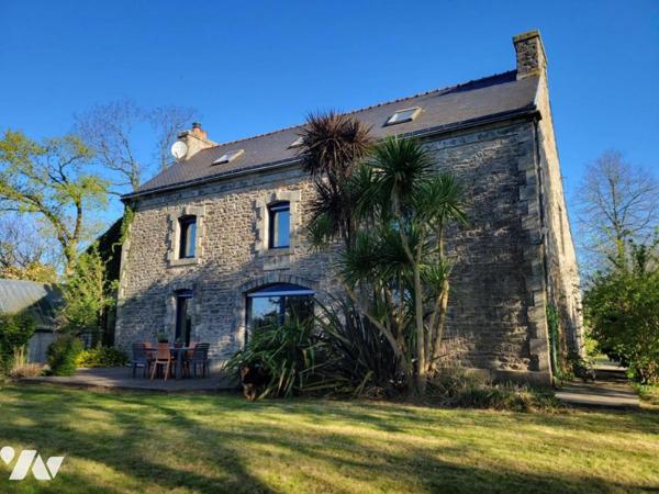 Maison de caractère en pierre rénovée dans hameau en campagne