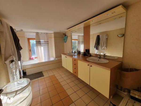 Maison de caractère en pierre rénovée dans hameau en campagne