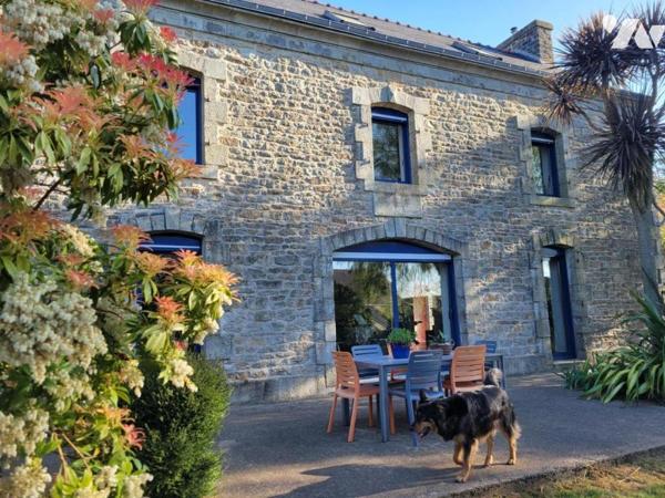 Maison de caractère en pierre rénovée dans hameau en campagne