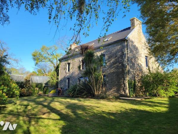 Maison de caractère en pierre rénovée dans hameau en campagne