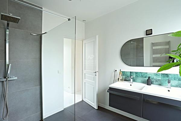 Maison Nanterre 5 pièce(s) 750 000 € **  - Référence  15439
