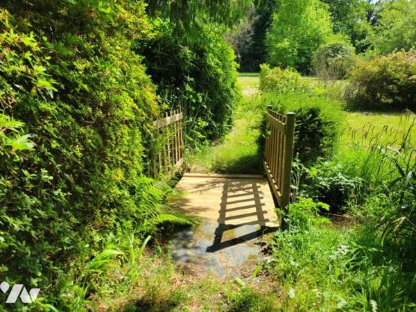 MAISON FAMILIALE DANS UN ÉCRIN DE VERDURE