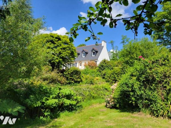 MAISON FAMILIALE DANS UN ÉCRIN DE VERDURE
