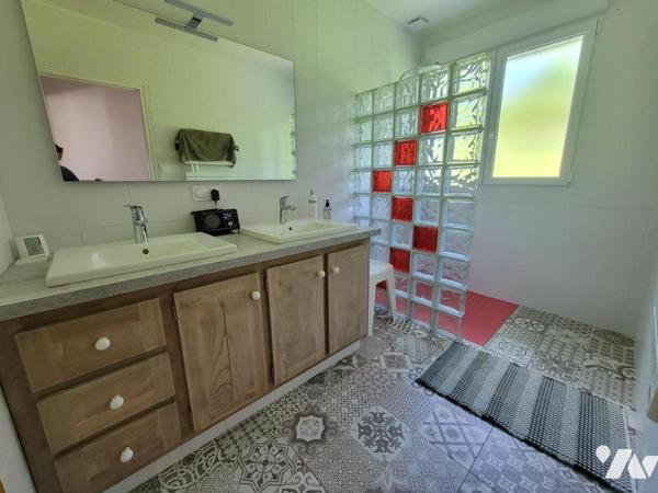 MAISON FAMILIALE DANS UN ÉCRIN DE VERDURE