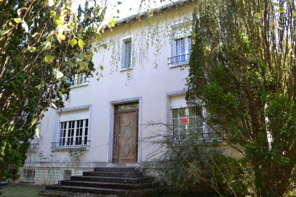 MAISON DE CARACTERE  PROCHE CENTRE LA ROCHE POSAY