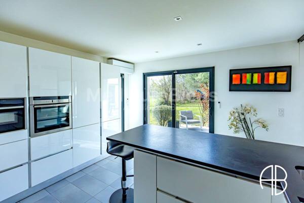 Maison d'architecte de type T5 avec piscine et pool-house, le tout sur un terrain de 3700 m2