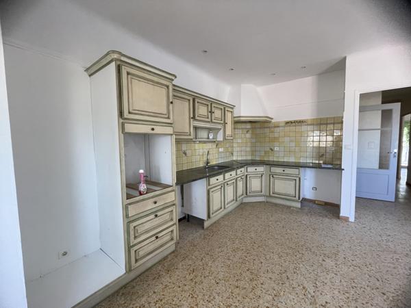 Carcès (83570) CARCES. INVESTISSEMENT/ RENTABILITE LOCATIVE / HABITATION PRINCIPALE Grande Maison de village sans mitoyenneté