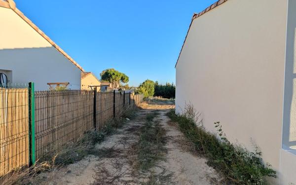 Terrain à vendre    Pouzolles