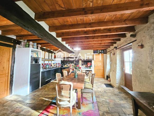 PROPRIÉTÉ EN PIERRE AVEC DEPENDANCE SUR 2,4 HECTARES