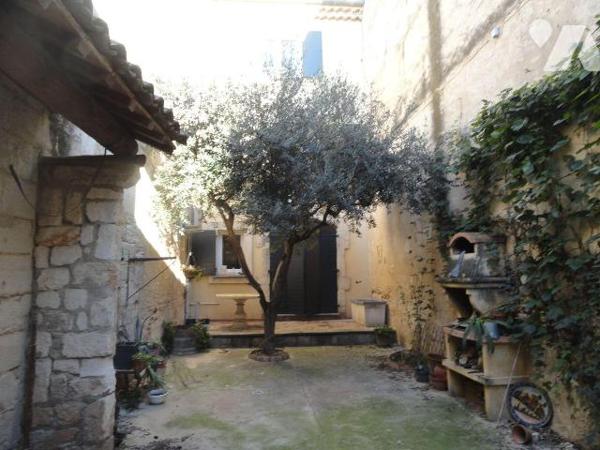 MAISON DE VILLE proche de toutes commodités avec cour intérieur et arboré. Elle se compose d'1 ...