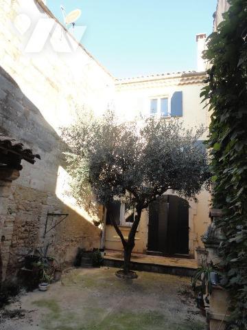 MAISON DE VILLE proche de toutes commodités avec cour intérieur et arboré. Elle se compose d'1 ...