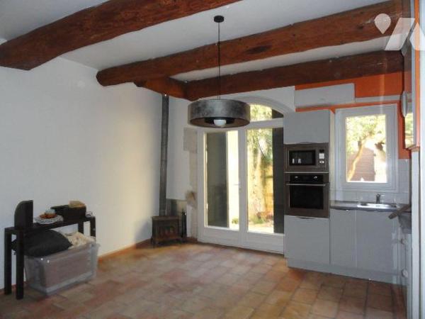 MAISON DE VILLE proche de toutes commodités avec cour intérieur et arboré. Elle se compose d'1 ...