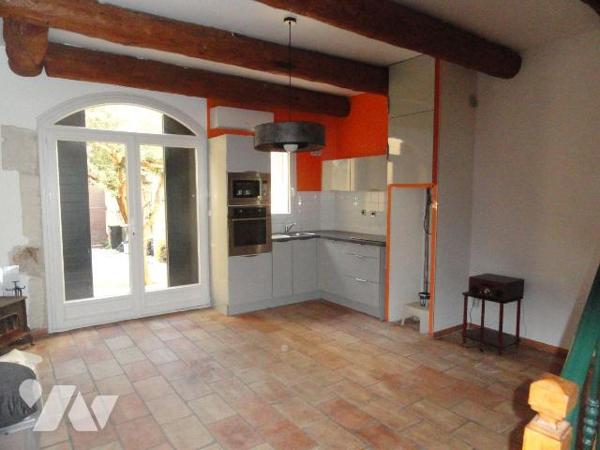 MAISON DE VILLE proche de toutes commodités avec cour intérieur et arboré. Elle se compose d'1 ...