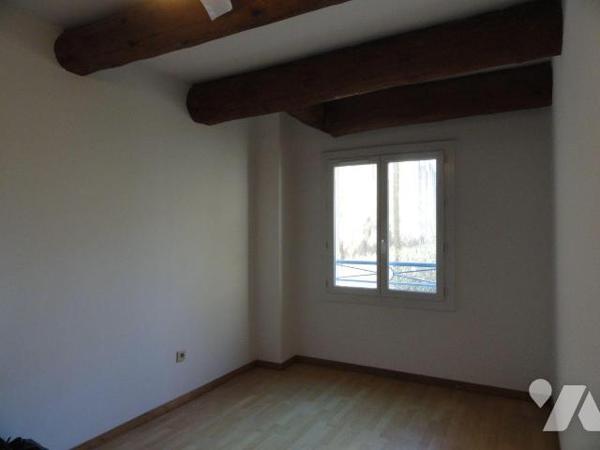 MAISON DE VILLE proche de toutes commodités avec cour intérieur et arboré. Elle se compose d'1 ...