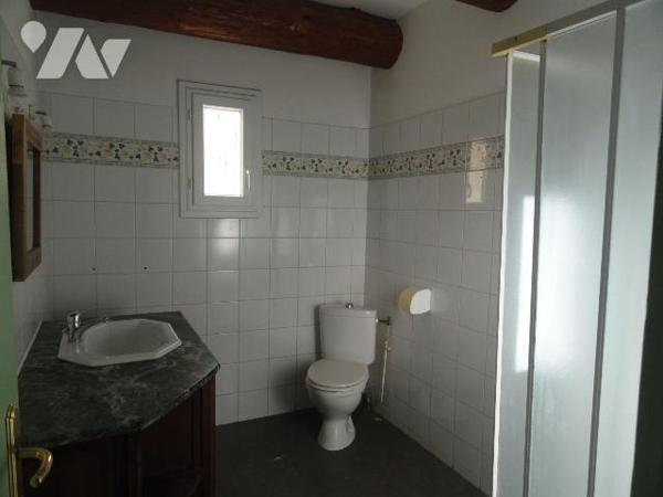 MAISON DE VILLE proche de toutes commodités avec cour intérieur et arboré. Elle se compose d'1 ...