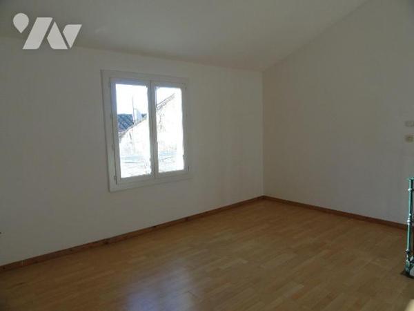 MAISON DE VILLE proche de toutes commodités avec cour intérieur et arboré. Elle se compose d'1 ...