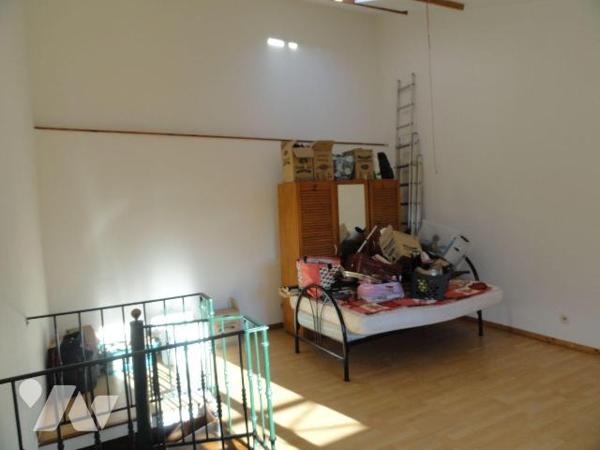 MAISON DE VILLE proche de toutes commodités avec cour intérieur et arboré. Elle se compose d'1 ...