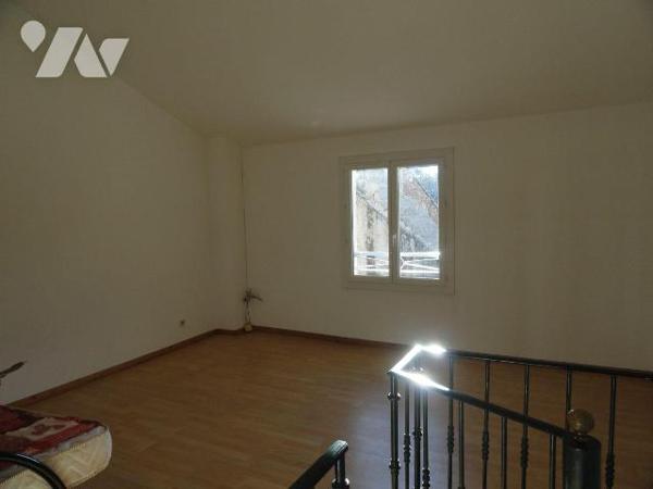 MAISON DE VILLE proche de toutes commodités avec cour intérieur et arboré. Elle se compose d'1 ...