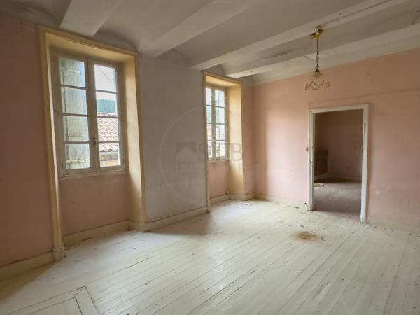 Immeuble à rénover avec garages à Largentière