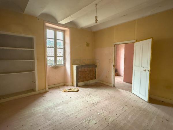 Immeuble à rénover avec garages à Largentière