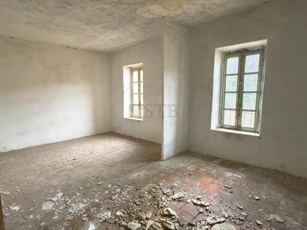 Immeuble à rénover avec garages à Largentière