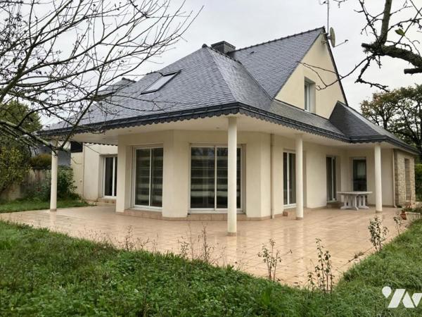 Maison d'habitation construite sur deux niveaux et comprenant 5 chambres , double garage et terrain 