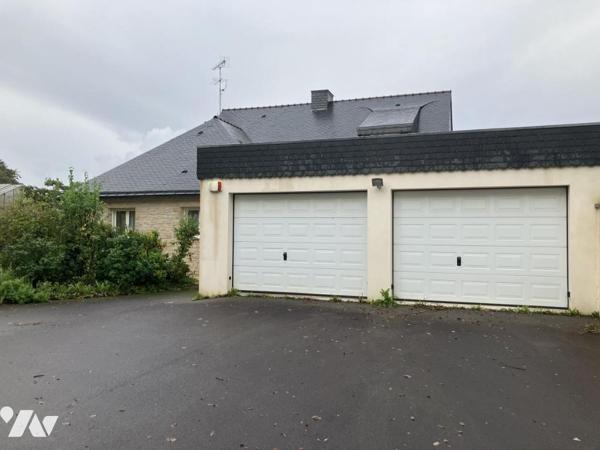 Maison d'habitation construite sur deux niveaux et comprenant 5 chambres , double garage et terrain 