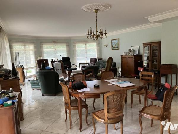 Maison d'habitation construite sur deux niveaux et comprenant 5 chambres , double garage et terrain 