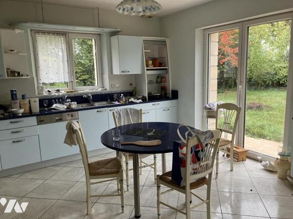 Maison d'habitation construite sur deux niveaux et comprenant 5 chambres , double garage et terrain 