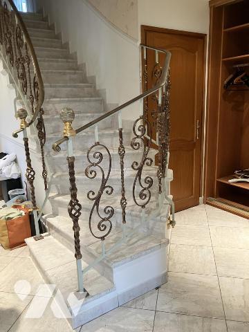 Maison d'habitation construite sur deux niveaux et comprenant 5 chambres , double garage et terrain 