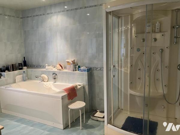 Maison d'habitation construite sur deux niveaux et comprenant 5 chambres , double garage et terrain 