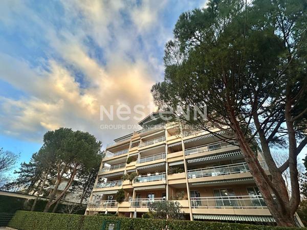 Grand Appartement T2 avec une chambre, grande terrasse Parking privé Piscine - 69500 BRON