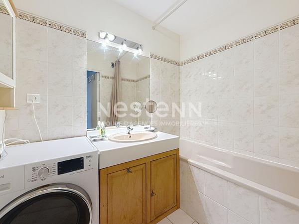 Grand Appartement T2 avec une chambre, grande terrasse Parking privé Piscine - 69500 BRON