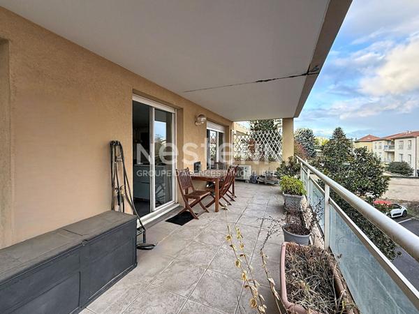 Grand Appartement T2 avec une chambre, grande terrasse Parking privé Piscine - 69500 BRON