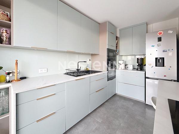 Grand Appartement T2 avec une chambre, grande terrasse Parking privé Piscine - 69500 BRON