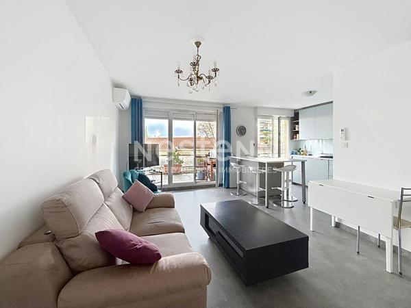 Grand Appartement T2 avec une chambre, grande terrasse Parking privé Piscine - 69500 BRON