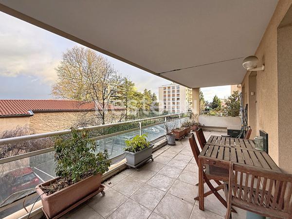 Grand Appartement T2 avec une chambre, grande terrasse Parking privé Piscine - 69500 BRON