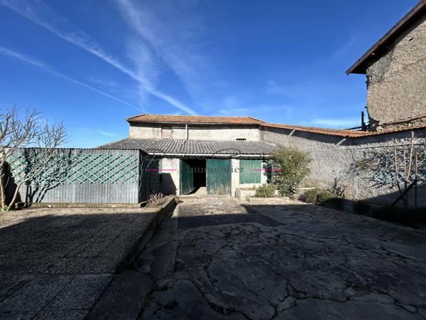 Ensemble immobilier élevé sur 2 niveaux avec terrain attenant, dépendances et garage