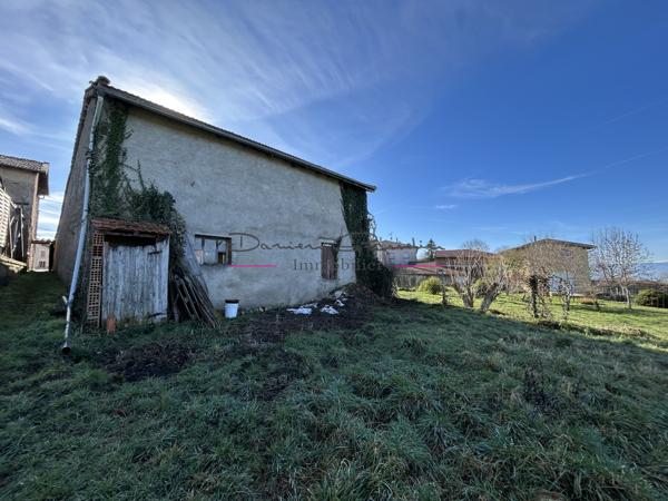 Ensemble immobilier élevé sur 2 niveaux avec terrain attenant, dépendances et garage