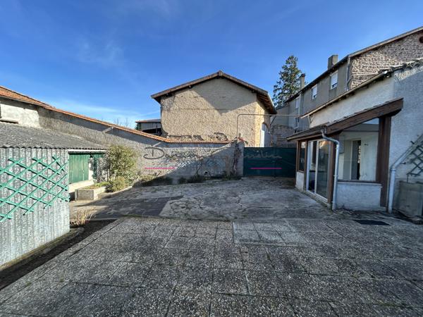 Ensemble immobilier élevé sur 2 niveaux avec terrain attenant, dépendances et garage